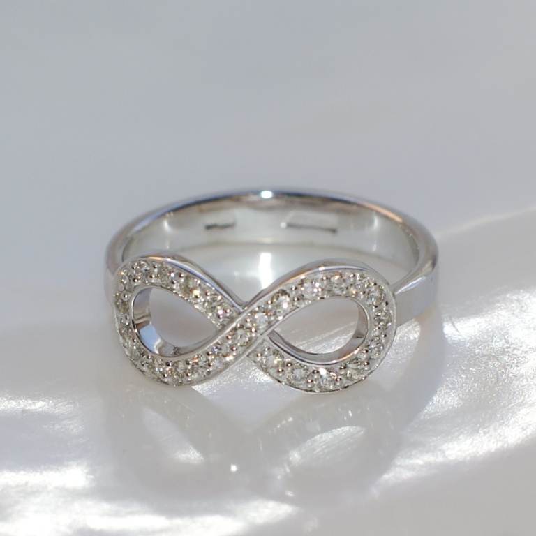 Ювелиры мастерской Nota-Gold изготовили на заказ женское золотое кольцо.