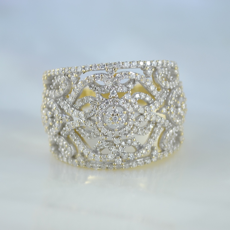 Женское кольцо из золота жёлтого золота с россыпью бриллиантов (Вес: 7 гр.)