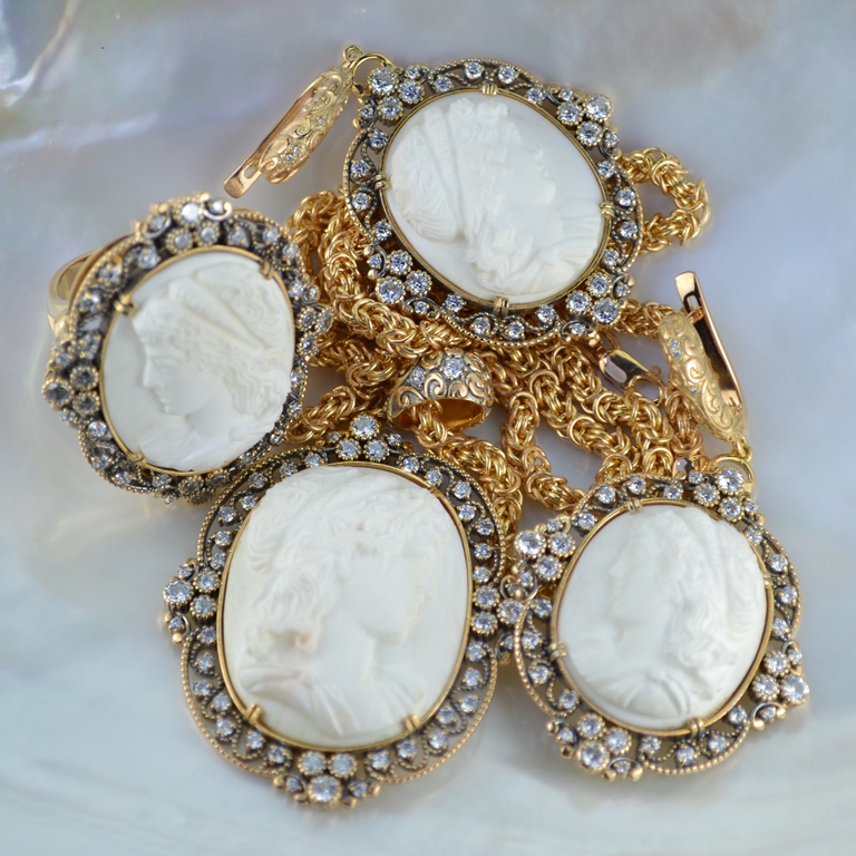 Комплект серьги, кольцо, подвеска на цепочке с Камеями из золота (Вес: 99 гр.)