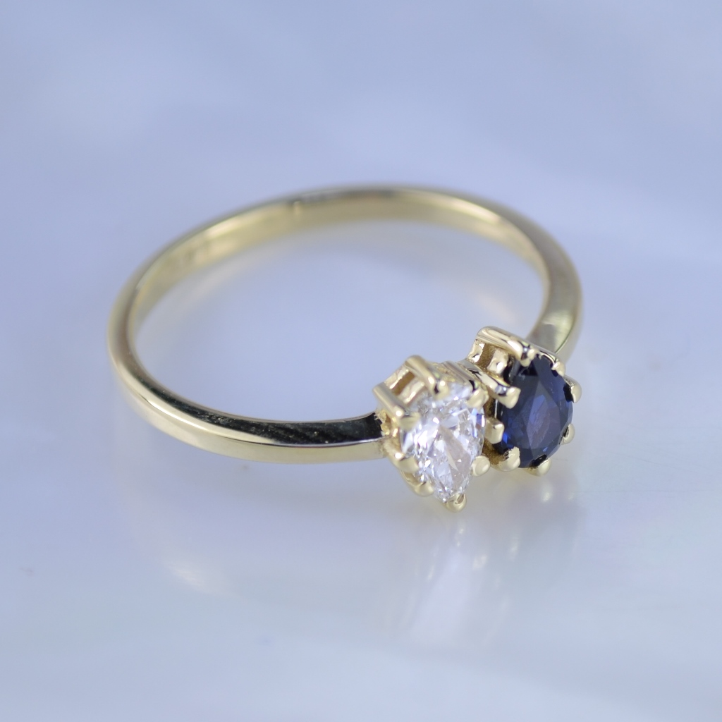 Женское кольцо из жёлтого золота с сапфиром и бриллиантом груша (Вес: 2,5 гр.)