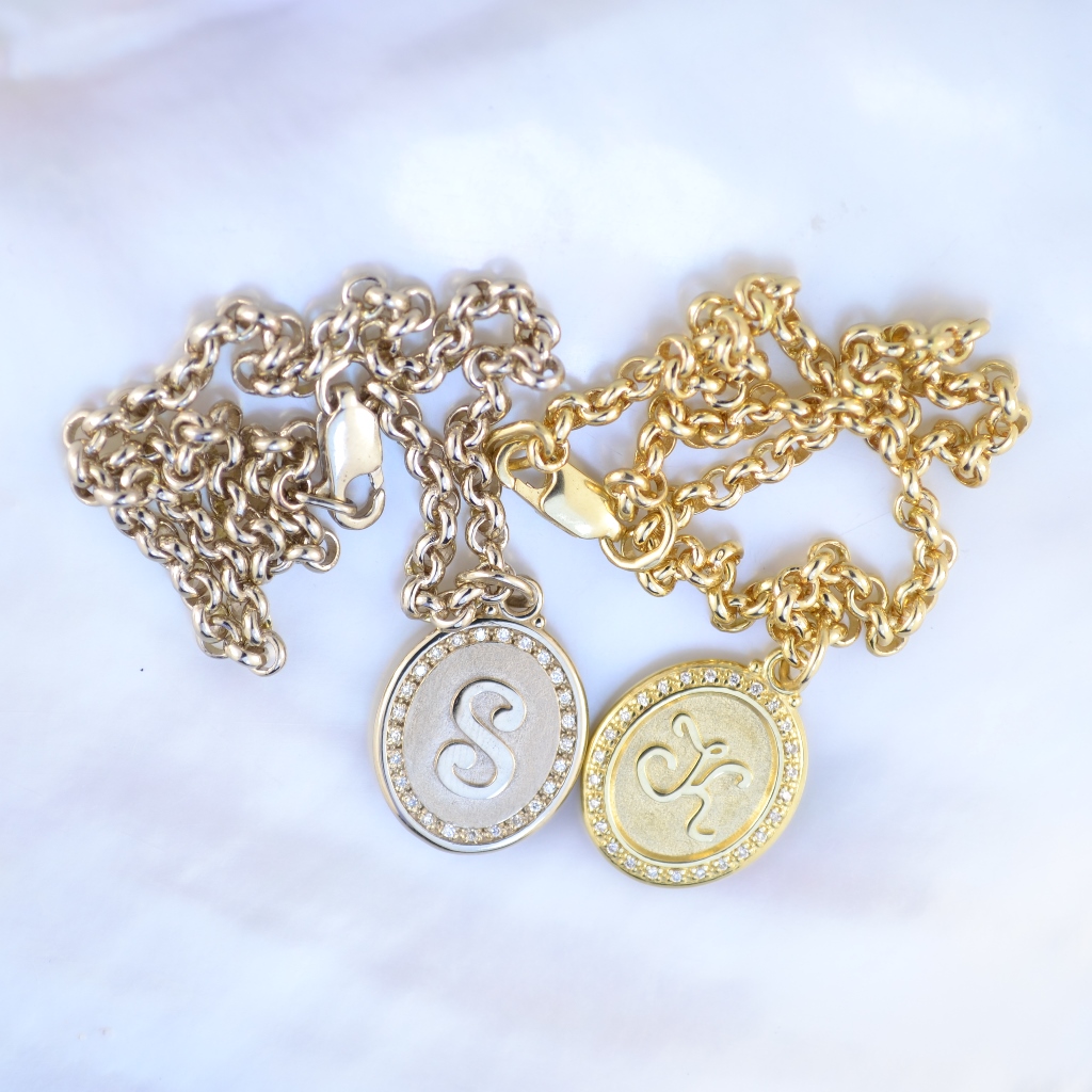 Парные браслеты из белого и жёлтого золота с подвесками с буквами и бриллиантами (Вес 18 гр.)