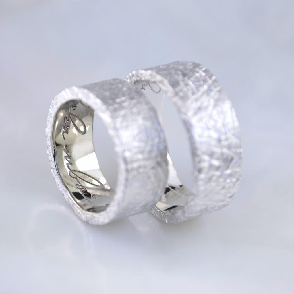 Матовые обручальные кольца из белого золота с фактурной поверхностью и гравировкой (Вес пары 24 гр.)