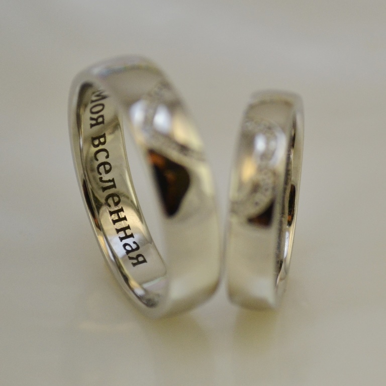 Обручальные кольца из платины в виде половинок сердец с бриллиантами (Вес пары: 18 гр.)