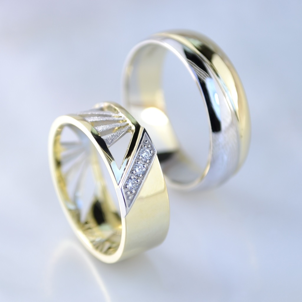 Обручальные кольца из двух видов золота с бриллиантами и лучами (Вес пары 10 гр.)