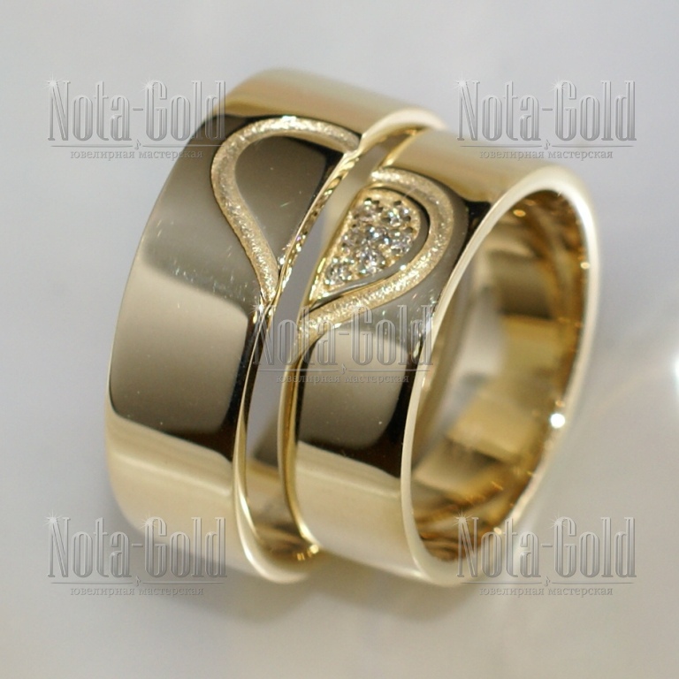 Ювелирная мастерская Nota-Gold изготовила парные обручальные кольца с сердечком и бриллиантами на заказ.