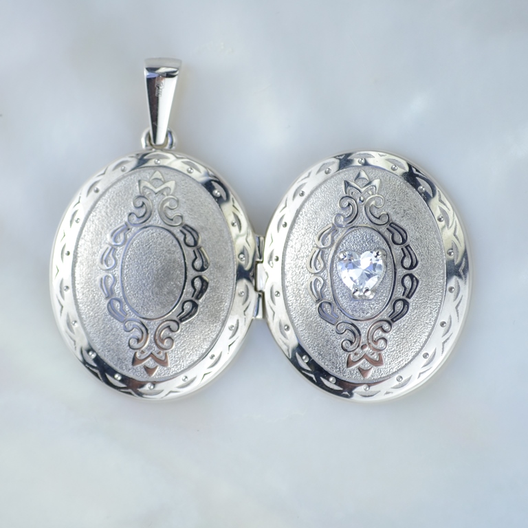 Золотой медальон с бриллиантом сердце отрывающийся под фотографию-символ Клиента расписанный эмалью (Вес: 18 гр.)