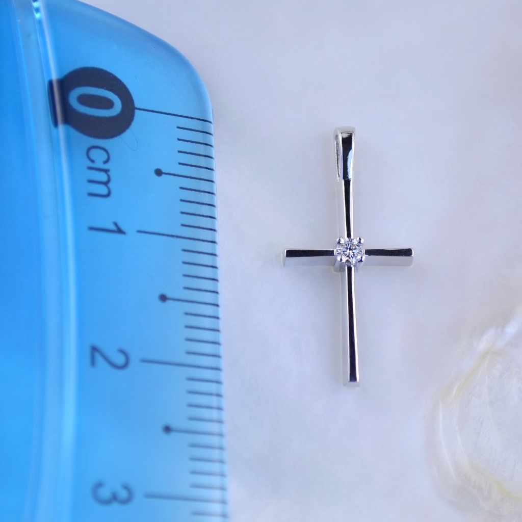 Маленький крестик из белого золота с бриллиантом спаси и сохрани (Вес: 0,7 гр.)