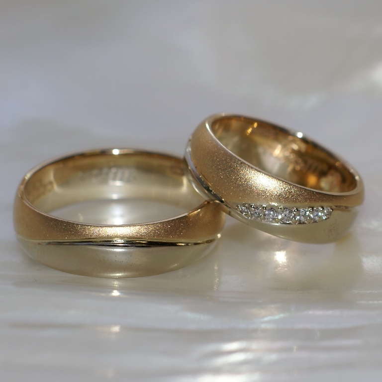 Матовые обручальные кольца бесконечность с бриллиантами на заказ (Вес пары: 15 гр.)