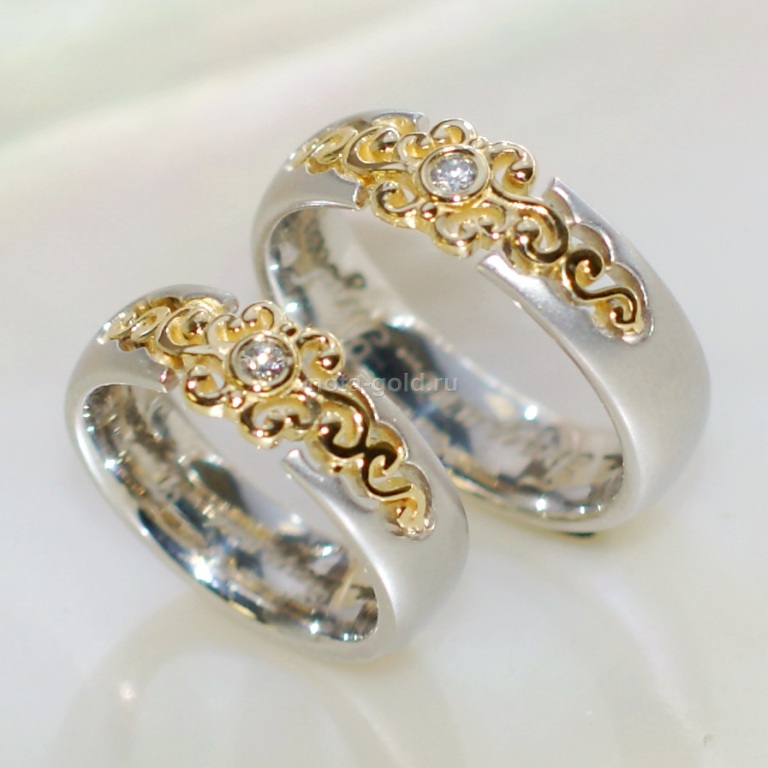 Ювелирная мастерская Nota-Gold изготовила на заказ двухцветные обручальные кольца с узором и вставками