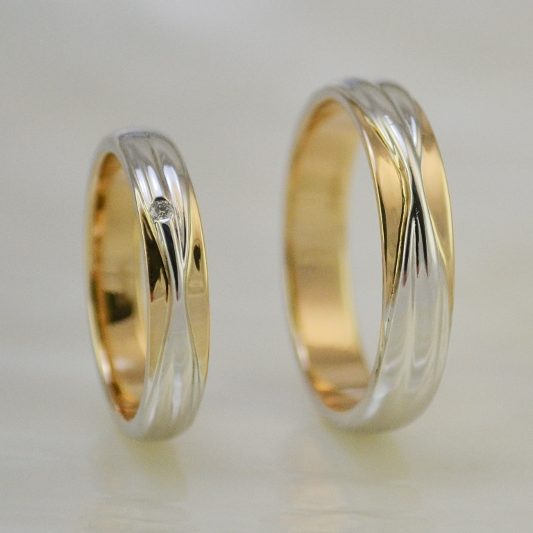 Двухцветные обручальные кольца с бриллиантом в виде складки шёлковой ткани (Вес пары: 10 гр.)