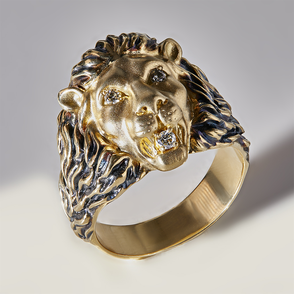 Кольцо печатка лев из золота с чернением и бриллиантами (Вес: 21 гр.)