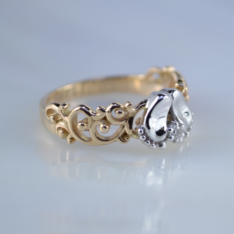 Кольцо с двумя ножками младенца узором и бриллиантом из золота 585 пробы (Вес: 3,5 гр.)