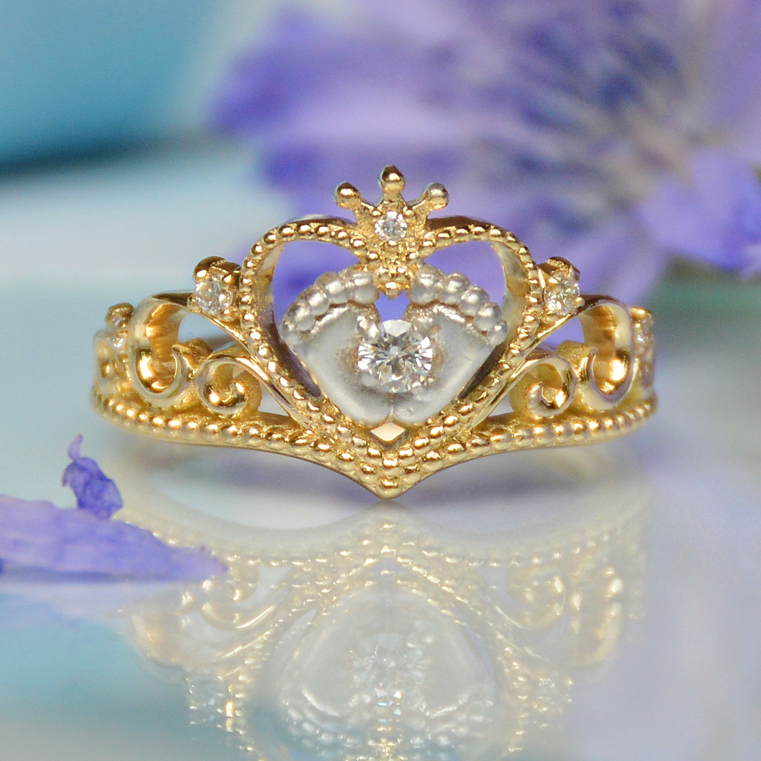 Двухцветное кольцо на рождение сына или дочки с ножками, сердцем и короной (Вес: 4,4 гр.)