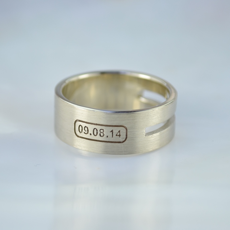 Кольцо из белого золота с гравировкой даты и необычной фактурой (Вес: 8 гр.)
