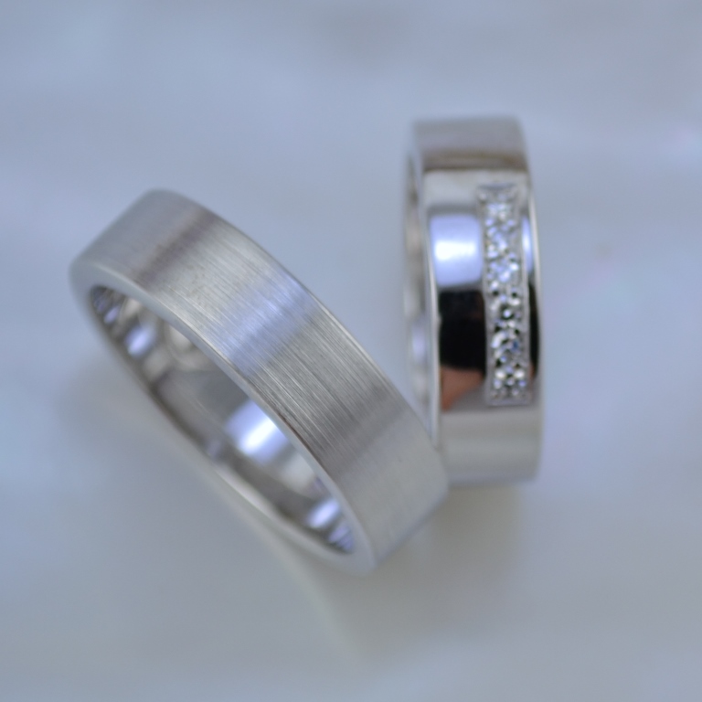 Матовое мужское и глянцевое женское с бриллиантами обручальные кольца из платины (Вес пары: 30 гр.)