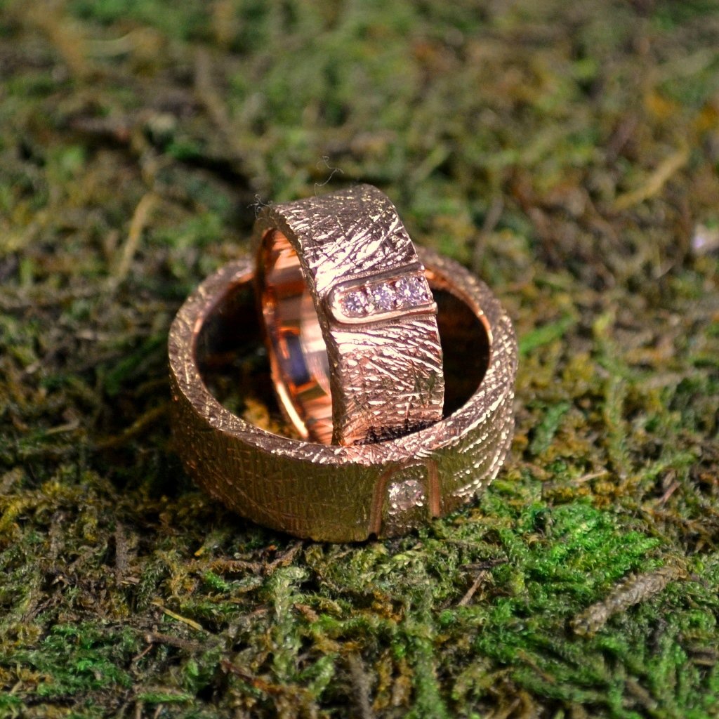 Обручальные кольца на заказ из красного золота с бриллиантами и шероховатой поверхностью (Вес пары 23,5 гр.)