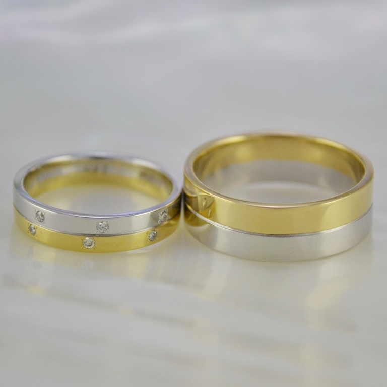 Двухцветные глянцевые свадебные кольца с бриллиантами в женском кольце на заказ (Вес пары: 13 гр.)