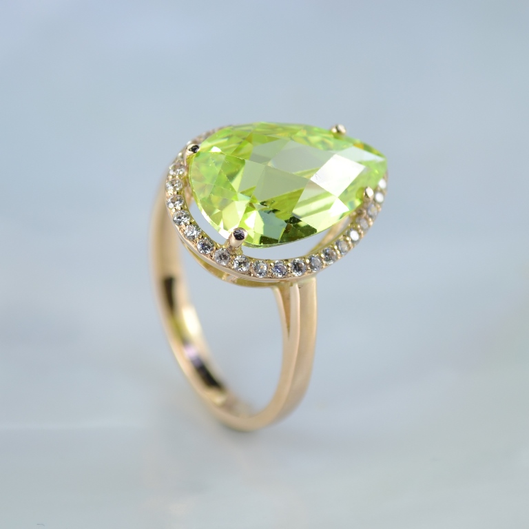 Кольцо с цветным камнем и бриллиантами (Вес: 4 гр.)