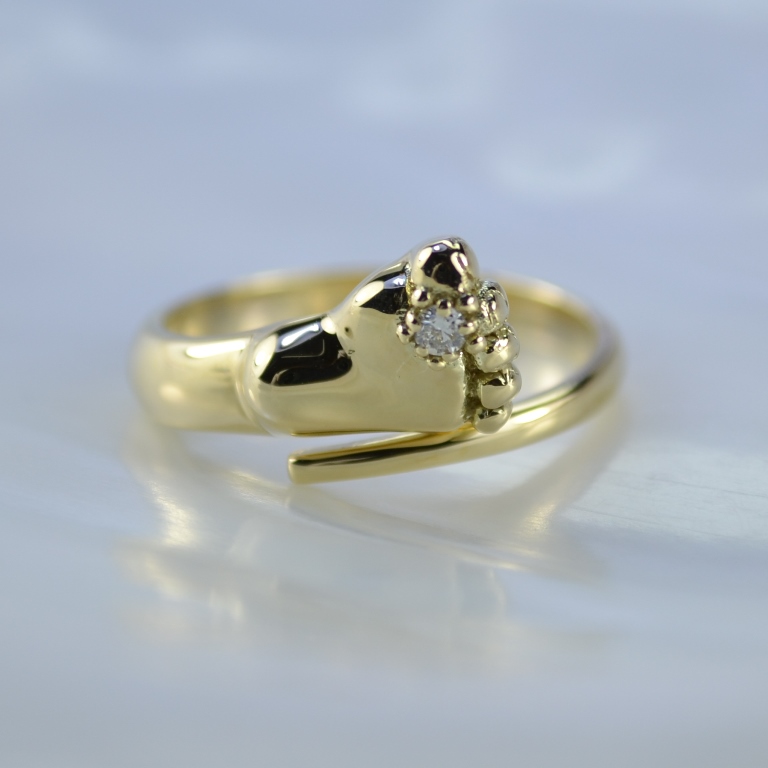 Легковесное кольцо на рождение пяточка ребёнка с бриллиантом из жёлтого золота 585 пробы (Вес: 3,5 гр.)