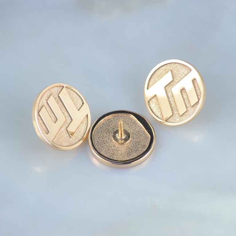 Бронзовые значки с позолотой и логотипом компании (вес 1,9 гр.)