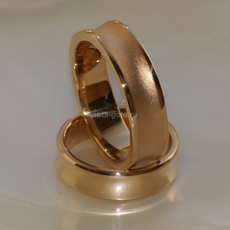 Ювелирная мастерская Nota-Gold изготовила на заказ классические вогнутые красные золотые обручальные кольца