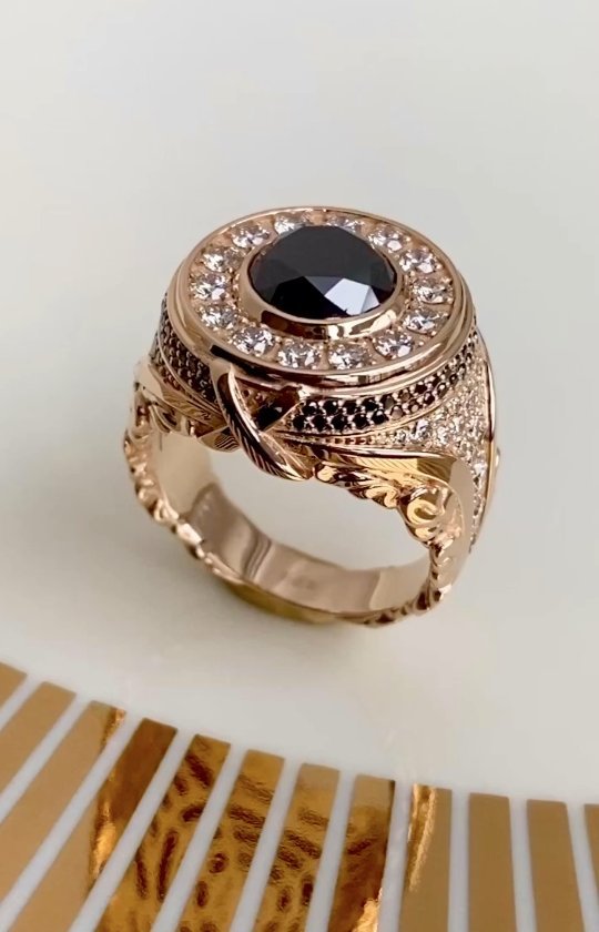 Мужской перстень печатка из красного золота с бриллиантами