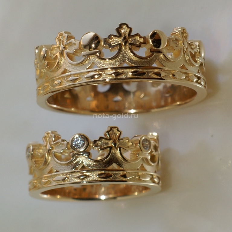 Ювелирная мастерская Nota-Gold изготовила на заказ обручальные кольца-короны из красного золота с бриллиантовыми вставками.