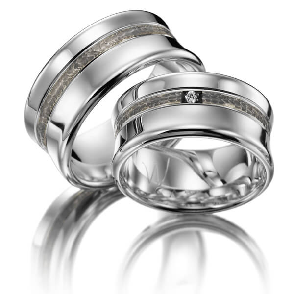 Широкие вогнутые глянцевые платиновые обручальные кольца с текстурной дорожкой и бриллиантом в женском кольце (Вес пары: 21 гр.)