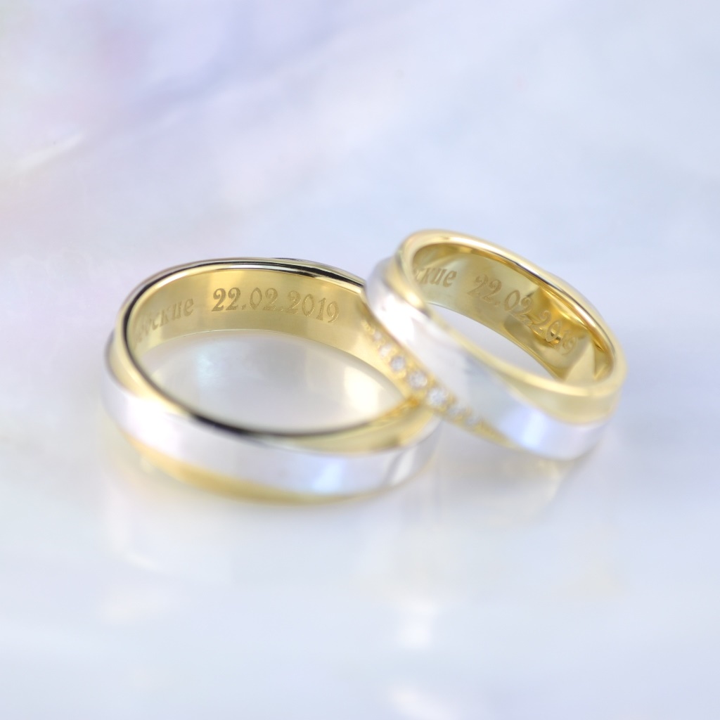 Обручальные кольца Бесконечность из жёлто-белого золота с бриллиантами и гравировкой (Вес пары: 15 гр.)