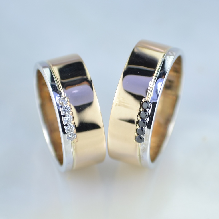 Плоские широкие обручальные кольца из золота с бриллиантами гравировкой имён и даты свадьбы (Вес 14 гр.)