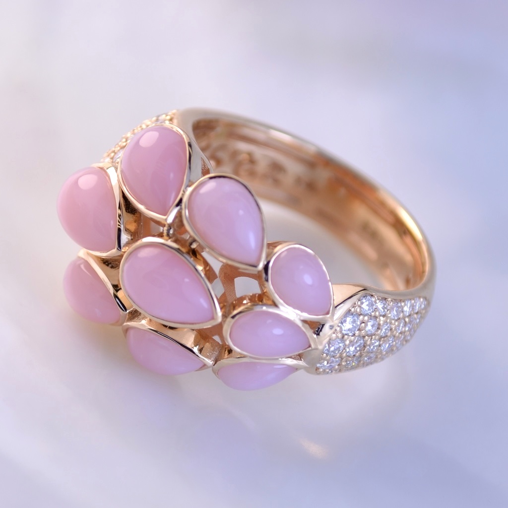 Эксклюзивное женское золотое кольцо с россыпью бриллиантов и розовым опалом (Вес: 12 гр.)