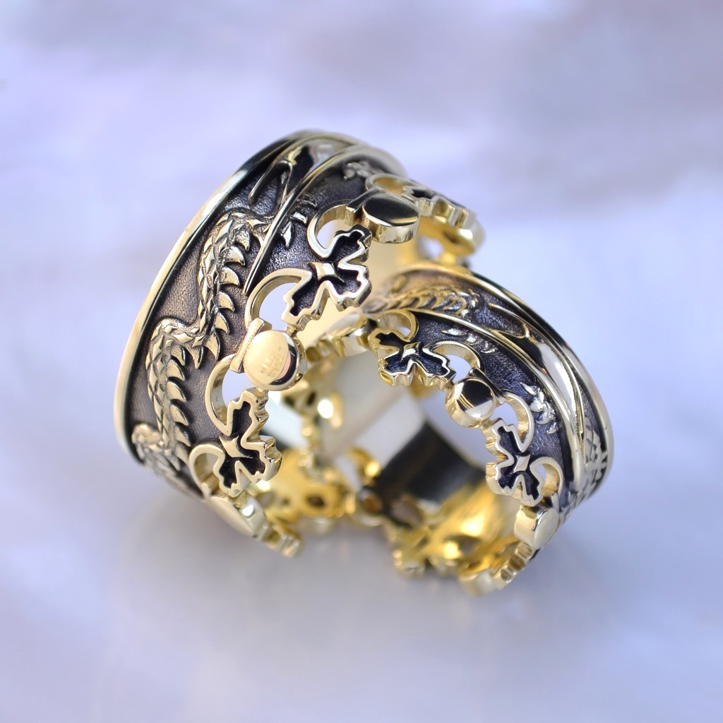 Обручальные кольца из жёлтого золота в форме корон с чернением и драконами (Вес пары 18 гр.)