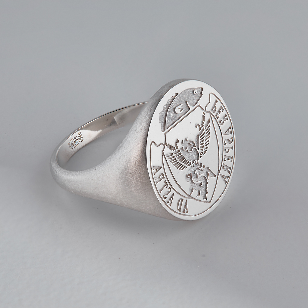 Мужское кольцо-печатка из белого золота с эмблемой и личной гравировкой 
