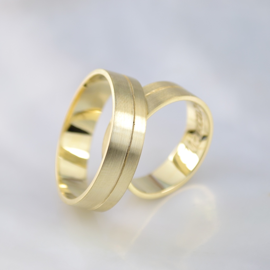 Матовые обручальные кольца из жёлтого золота с бриллиантом, гравировкой имён и датой свадьбы (Вес пары 8 гр.)