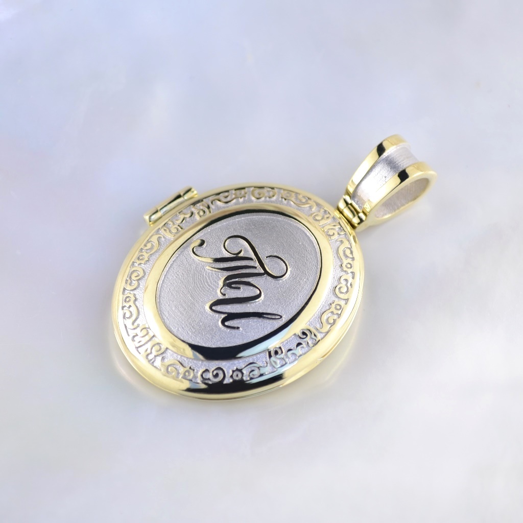 Кулон-медальон из жёлтого золота с фотографией, инициалами и Казанской иконой Божией Матери (Вес: 18,5 гр.)