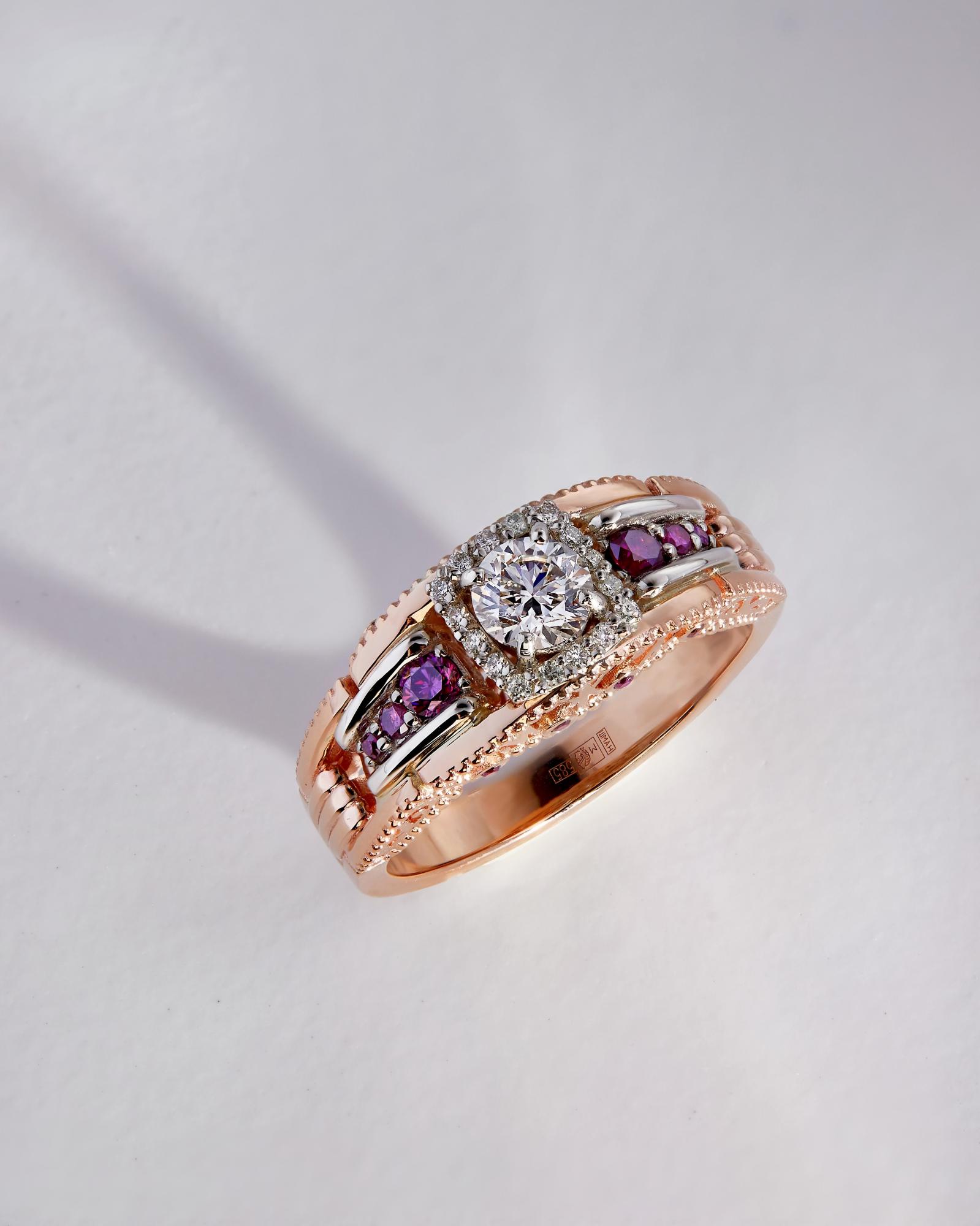 Женское кольцо из красного золота с бриллиантами и драгоценными камнями