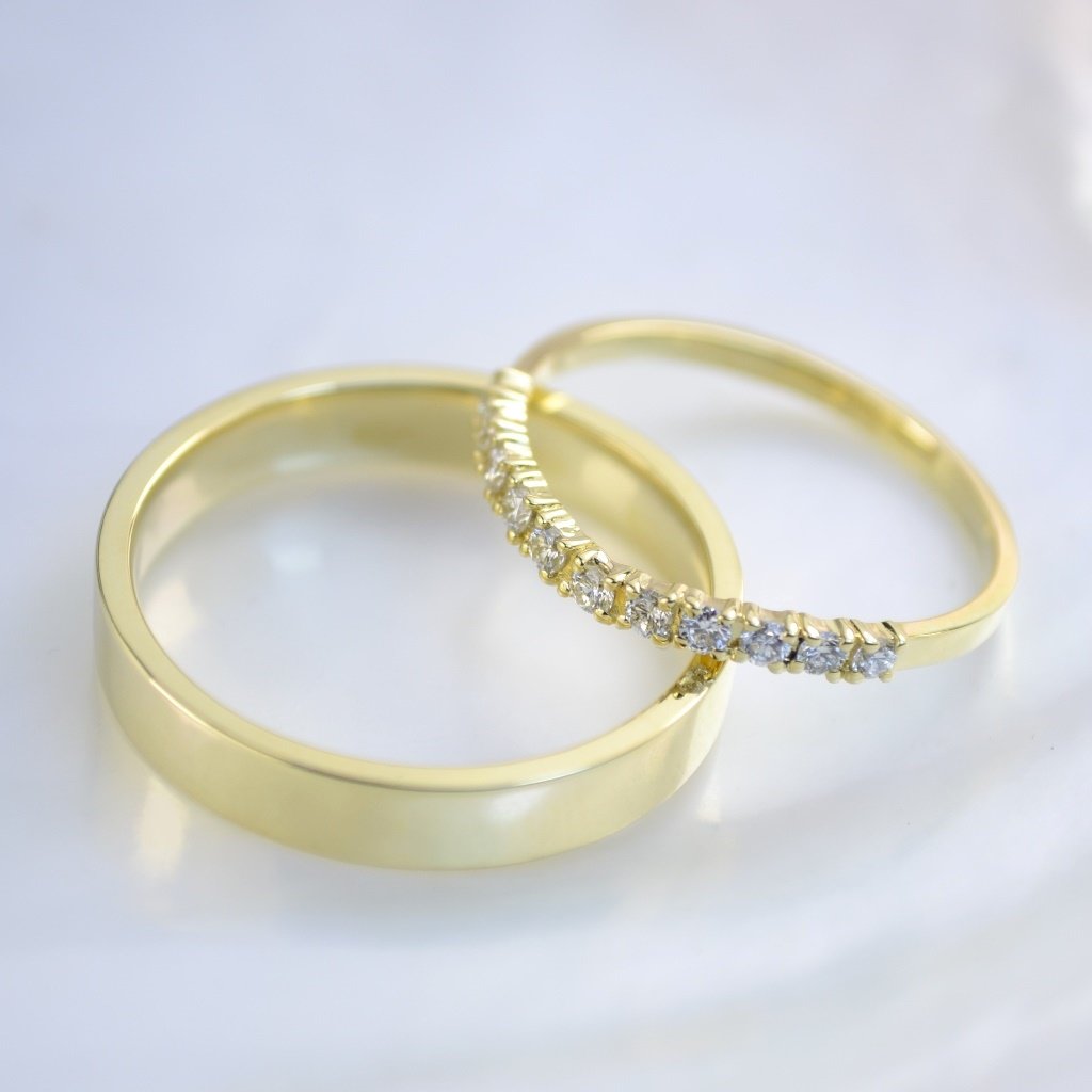 Обручальные кольца на заказ из жёлтого золота с бриллиантами в женском кольце (Вес пары 7 гр.)
