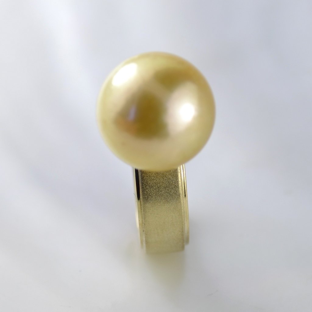 Женское золотое кольцо с жемчугом на заказ из жёлтого золота (Вес: 9,5 гр.)