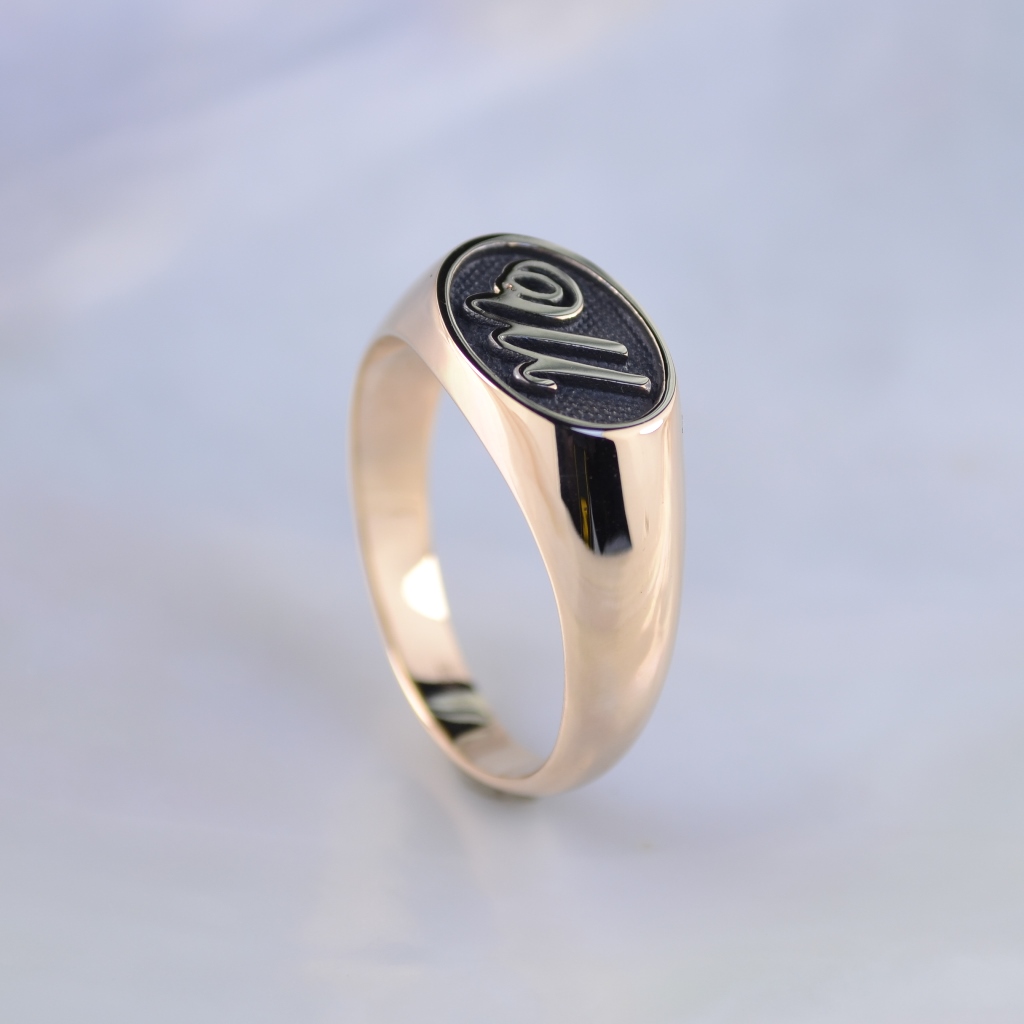 Мужское кольцо-печатка из красного золота с площадкой, чернением и инициалами (Вес: 11,5 гр.)