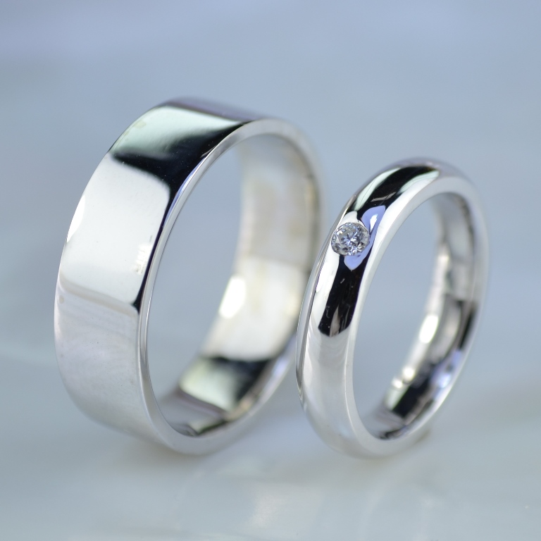 Обручальные кольца обычные классические профили с бриллиантом (Вес пары: 14,5 гр.)