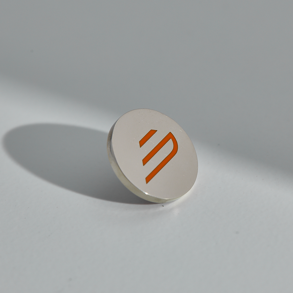 Корпоративный нагрудный значок из серебра с логотипом и эмалью (Вес: 3 гр.)