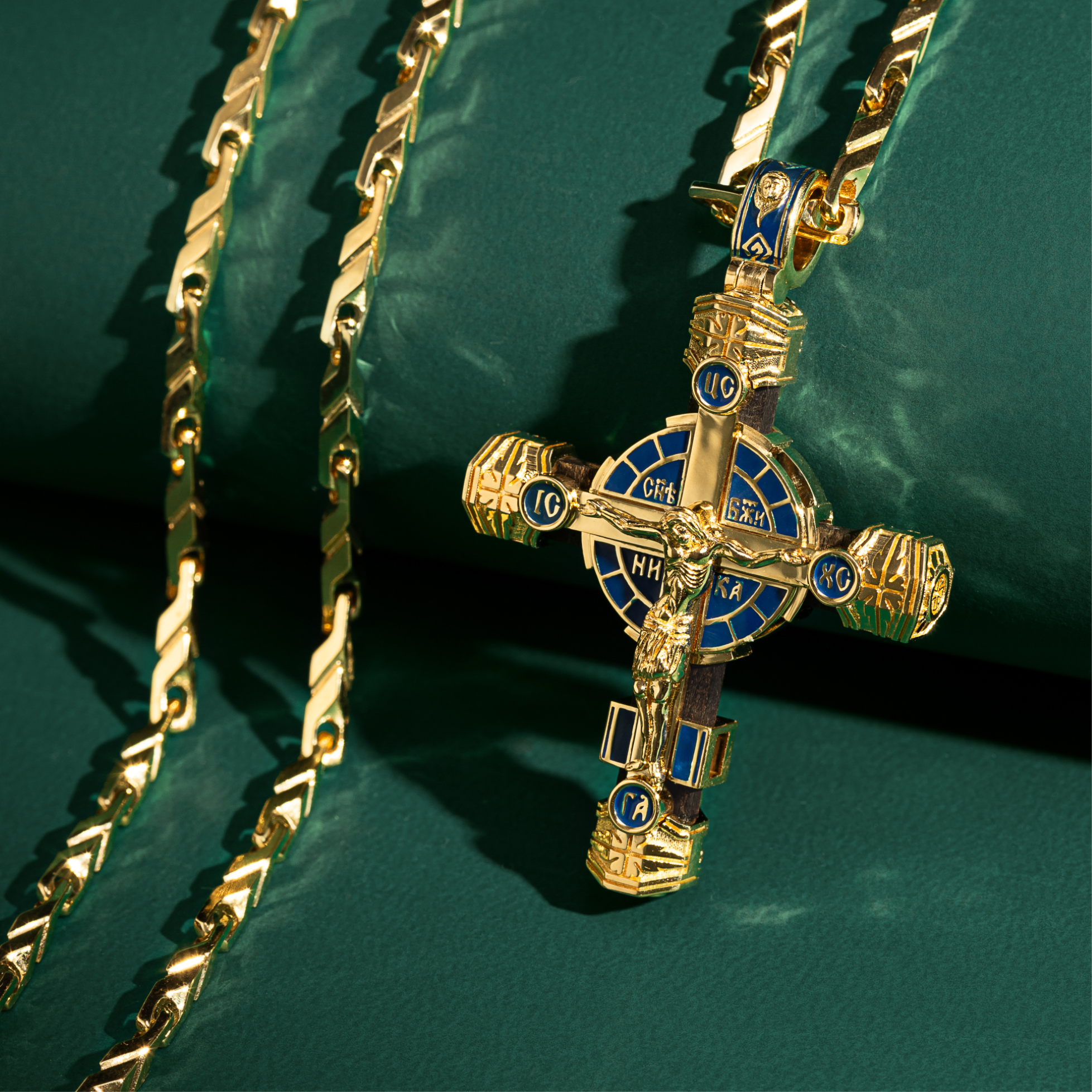 Нательный крест и цепочка из желтого золота с эмалью