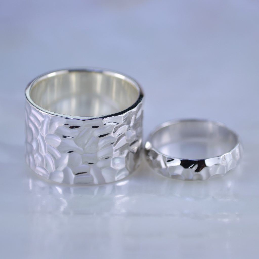 Необычные текстурные широкое мужское и узкое женское обручальные кольца из белого золота (Вес пары: 18 гр.)