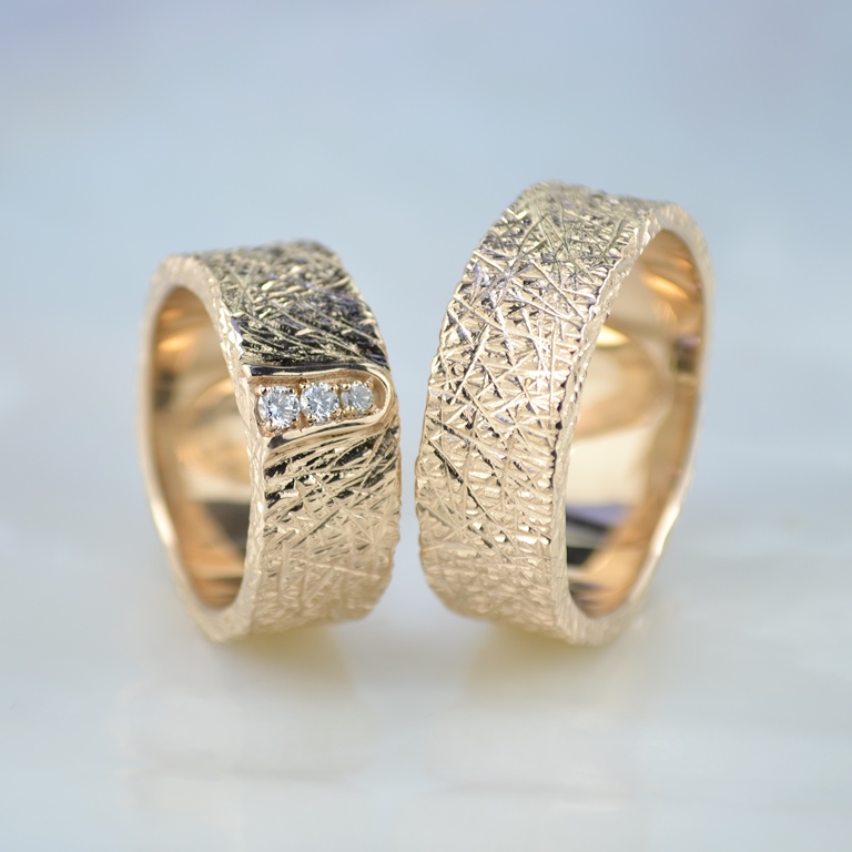 Необычное обручальное кольцо с шероховатой поверхностью из красного золота с бриллиантами (Вес пары: 19 гр.)