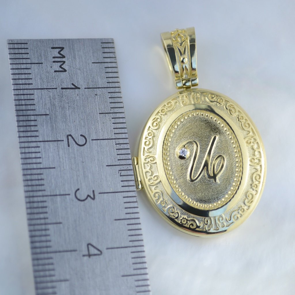 Именной золотой медальон под фото на заказ из жёлтого золота с бриллиантами и инициалами (Вес: 11 гр.)