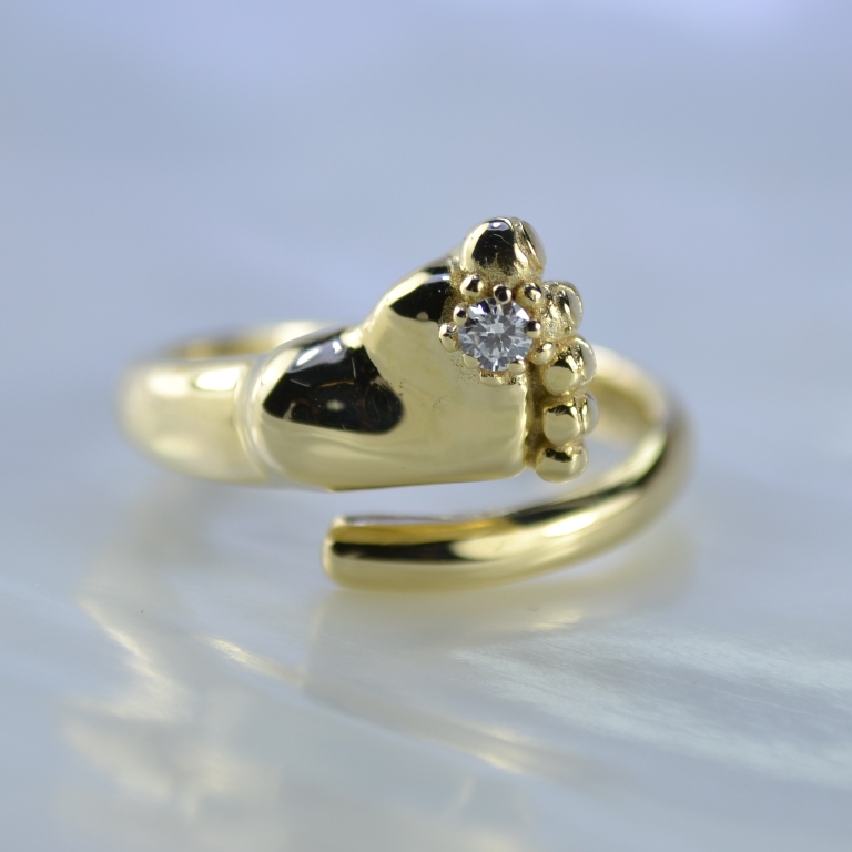 Кольцо пяточка младенца из золота с бриллиантом жёлтое 585 проба (Вес: 6 гр.)