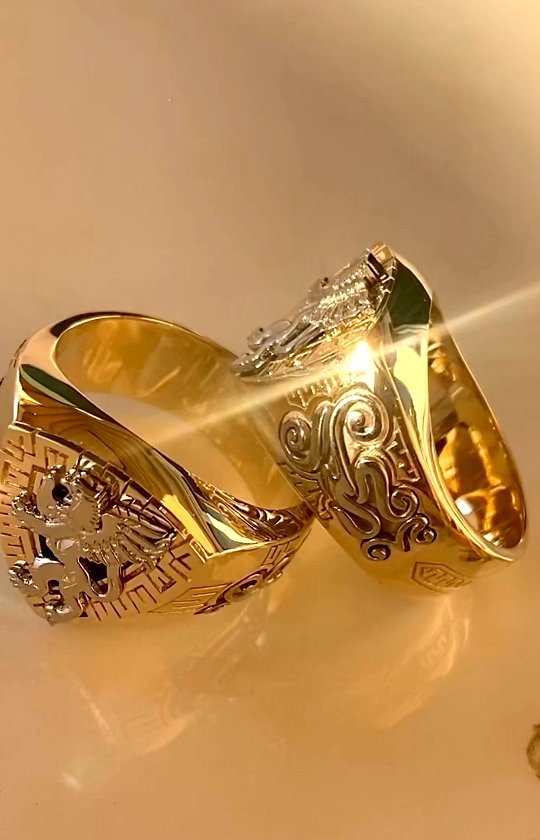 Мужской перстень печатка из желтого золота с крылатым львом