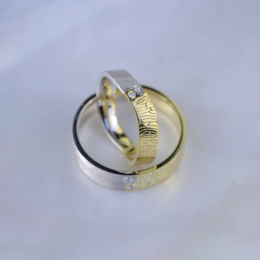 Обручальные кольца Инь-Янь из жёлто-белого золота с бриллиантами и отпечатками (Вес пары: 8,5 гр.)
