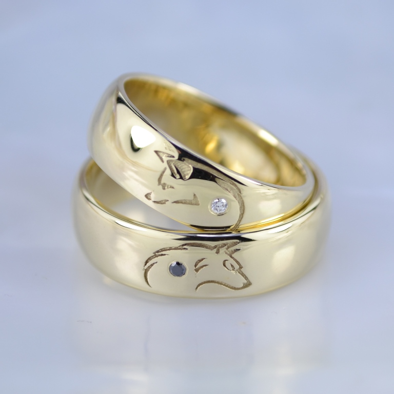 Обручальные кольца с изображением волка и волчицы из жёлтого золота с бриллиантами (Вес пары: 12 гр.)