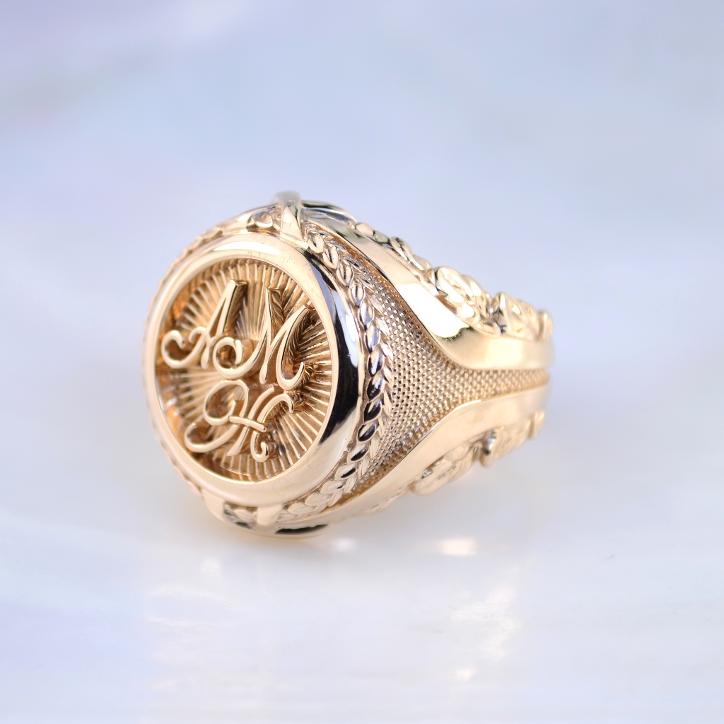 Мужское кольцо с инициалами фамилии имя и отчества из красного золота с выборкой внутри (Вес: 25 гр.)